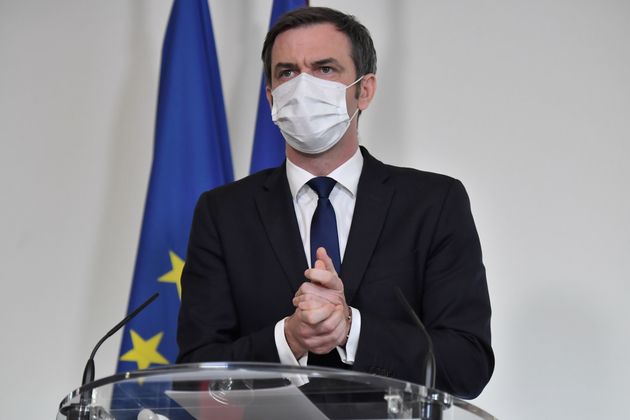 Le ministre de la Santé Olivier Véran a annoncé, lors d'une conférence de presse le mardi 26 janvier, que la France ne va pas changer le délai entre les deux doses du vaccin Pfizer-Biontech.