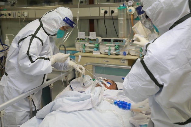 Un medico di Wuhan: "Le autorità cinesi ci impedirono di parlare del virus e di indossare la mascherina" Un medico di Wuhan: "Le autorità cinesi ci impedirono di parlare del virus e di indossare la mascherina"