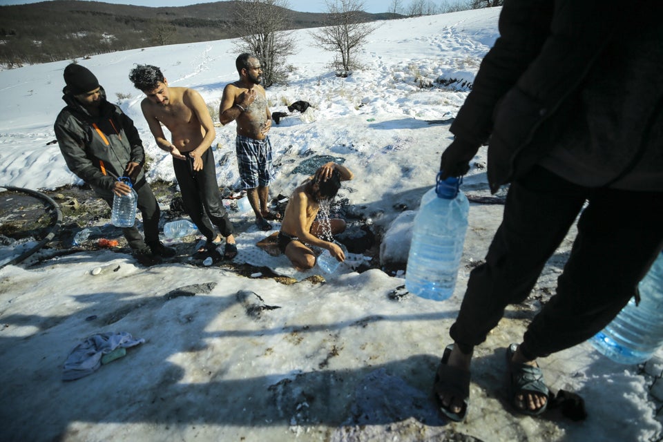 Nel gelo inseguiti dai cani, "the game" in Bosnia è il muro fortificato d Nel gelo inseguiti dai cani, "the game" in Bosnia è il muro fortificato d