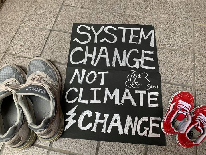 新型コロナの感染が拡大するなか、「3密」を避けつつ気候変動対策を訴えるデモを行うアクションとして、地面に靴を並べる「シューズアクション」も広がった。