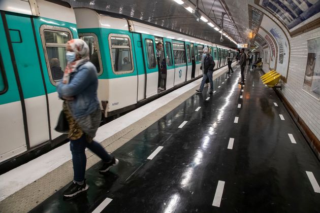 L'association Respire accuse la RATP de sous-estimer la pollution dans le métro (photo d'illustration prise dans le métro parisien le 5 mai 2020)