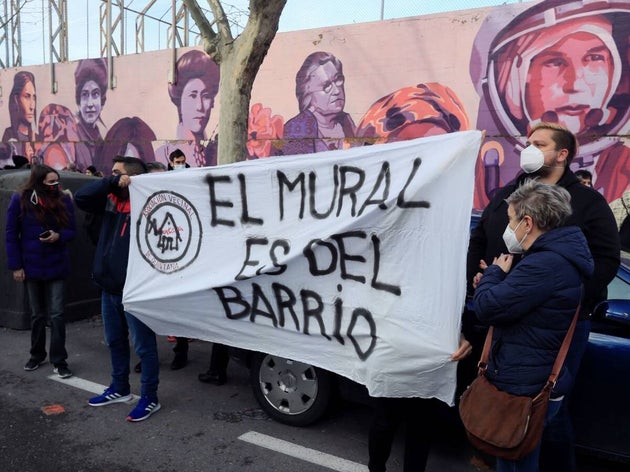 Manifestación a favor de mantener el mural feminista en