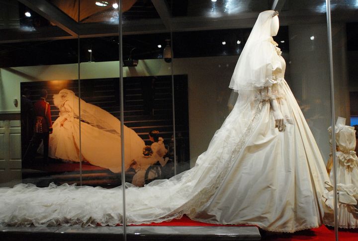 Το νυφικό της πριγκίπισσας Νταϊάνα στο πλαίσιο περιοδεύουσας έκθεσης παρουσιάζεται στην Φιλαδέλφεια των ΗΠΑ το 2009.