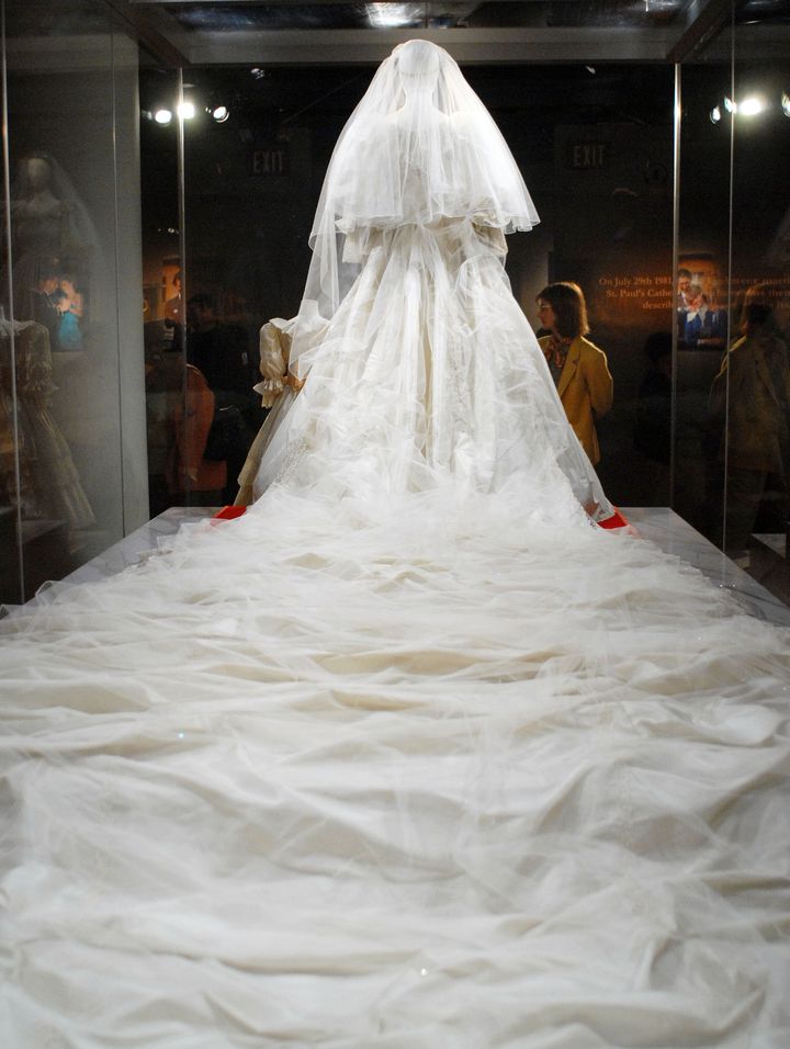 Το νυφικό της πριγκίπισσας Νταϊάνα στο πλαίσιο περιοδεύουσας έκθεσης παρουσιάζεται στην Φιλαδέλφεια των ΗΠΑ το 2009. 