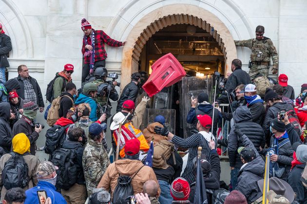 Les États-Unis se placent en alerte terrorisme face à leurs extrémistes pro-Trump (Photo de l'attaque du Capitole le 6 janvier 2021. Lev Radin/Pacific Press/LightRocket via Getty Images)