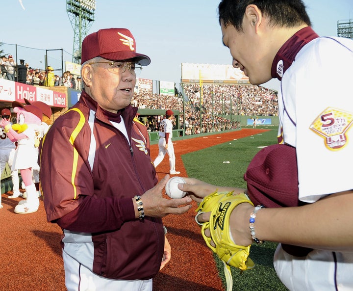 田中将大投手から、監督通算1500勝のウイニングボールを受け取る楽天の野村克也監督=2009年04月29日