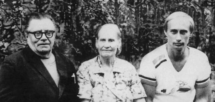 Vladímir Spiridónovich Putin y María Ivánovna Pútina, con su hijo Vladimir, en su juventud.