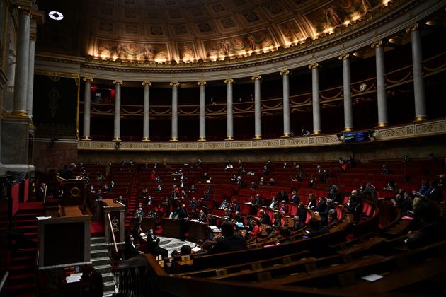 L'arrêt de la mission d'information Covid fait hurler l'opposition (Photo prétexte du Parlement en session en janvier 2021 par Christophe ARCHAMBAULT / AFP)