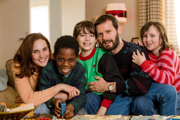 Les acteurs Camille Lou et Hugo Becker entourés de