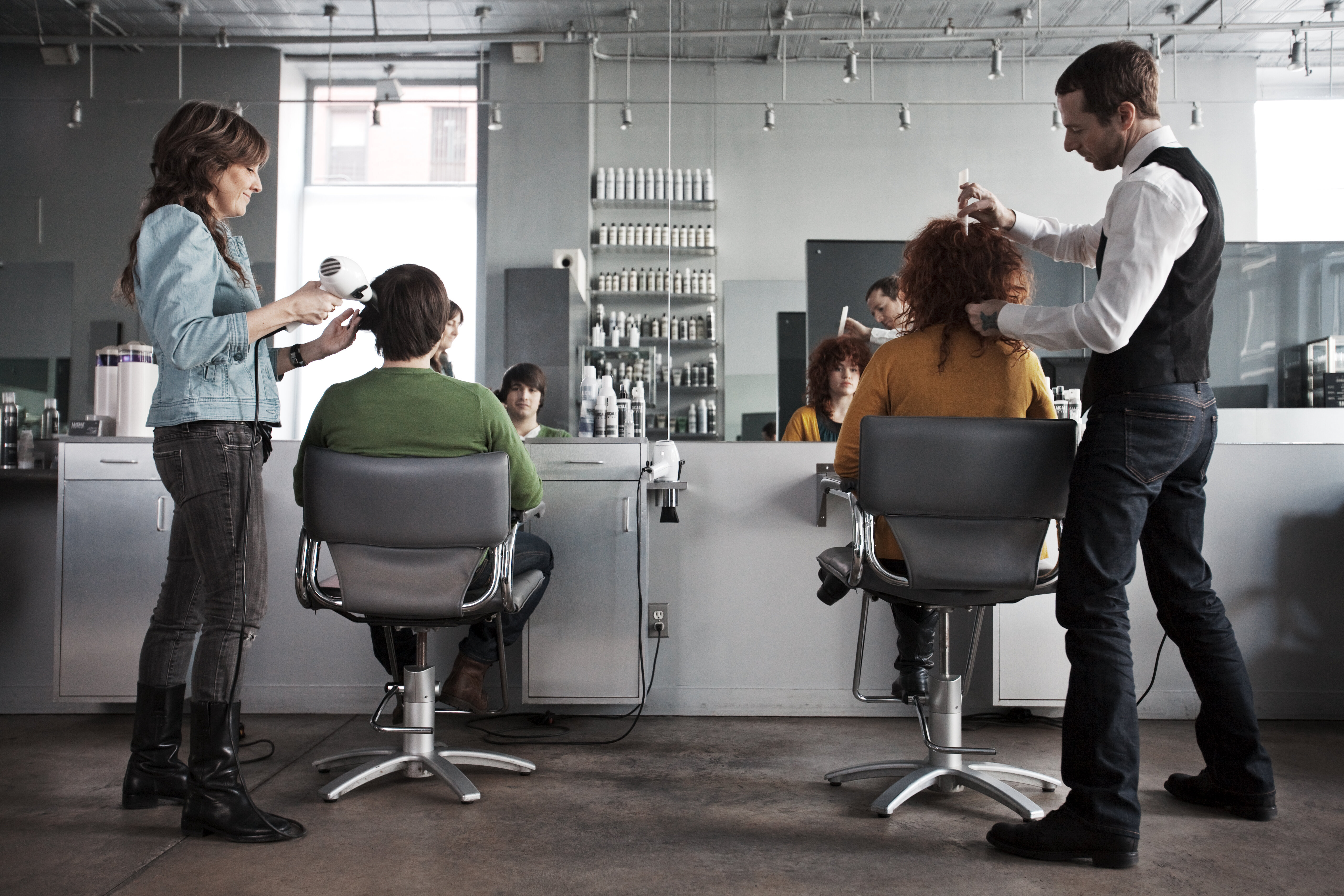 Avec la possibilité d'un reconfinement, ces coiffeurs ne manquent pas de travail
