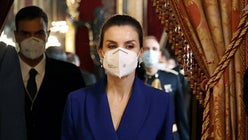 El vestido azul klein y otras prendas de Letizia de origen