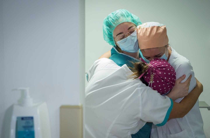 Sanitarias abrazándose en un Hospital.