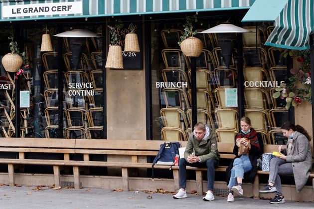 Un restaurant fermé aux Halles à Paris pendant le deuxième confinement, le 2 novembre 2020. (Photo by LUDOVIC MARIN/AFP via Getty Images)