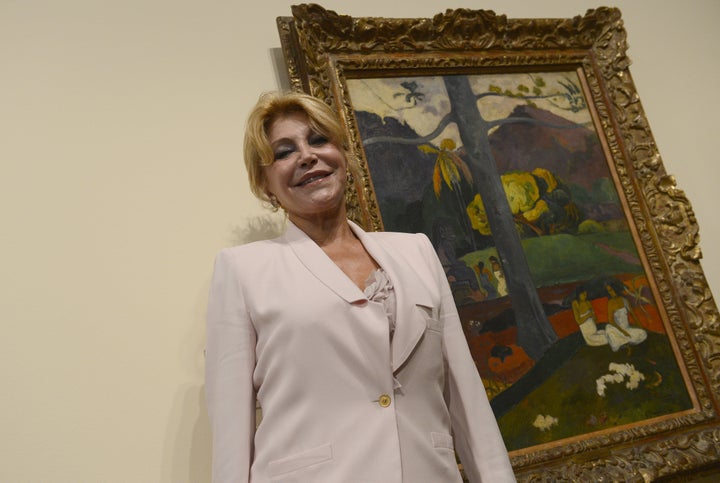 Carmen Thyssen-Bornemisza posa junto a la obra 'Mata Mua' de Paul Gauguin
