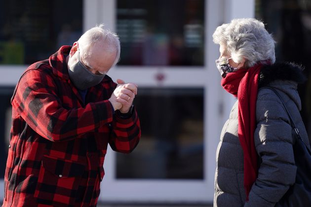 Covid-19: les raisons pour lesquelles la tendance s'améliore aux États-Unis (photo d'illustration du gouverneur du Minnesota Tim Walz à gauche, lors d'un déplacement le 28 janvier 2021)