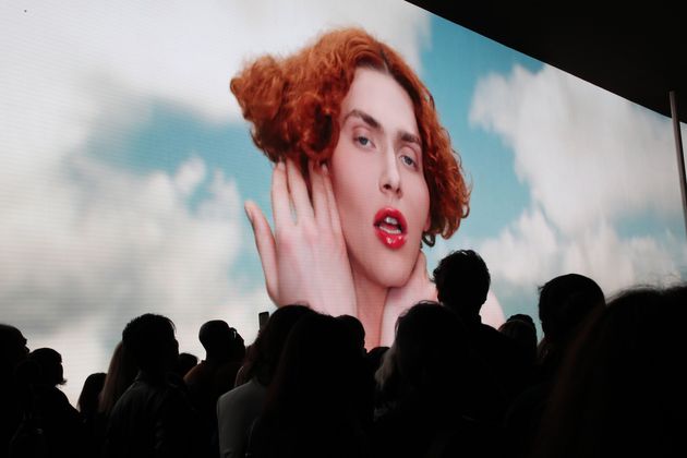 Images de la chanteuse SOPHIE lors du défilé femmes printemps-été de Louis Vuitton le 1er octobre 2020 à Paris.