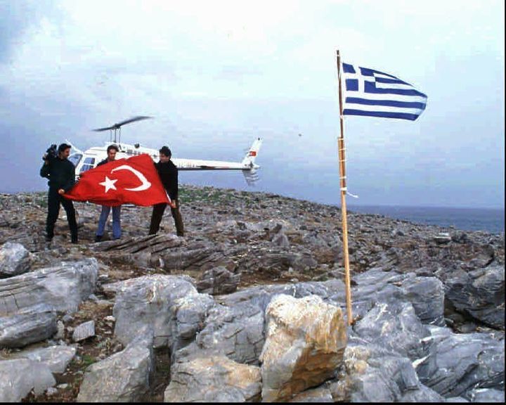 27 Ιανουαρίου 1996 - Ο ανταποκριτής της Hurriyet's Cesur Sert, στο κέντρο, ο Osman Korkmaz, εικονολήπτης του τηλεοπτικού σταθμού Channel D, αριστερά, και ο Kemal Suler, πιλότος του ελικοπτέρου ετοιμάζονται να κατεβάσουν την ελληνική σημαία και να την αντικαταστήσουν με την τουρκική