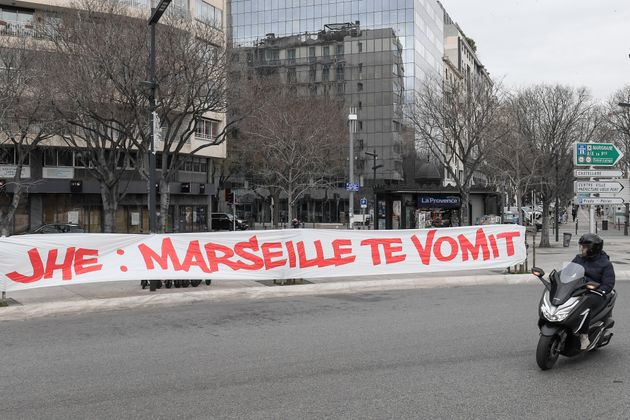 Des fans de l'Olympique de Marseille ont déployé une banderole contre la direction du club ce samedi 30 janvier dans la cité phocéenne.
