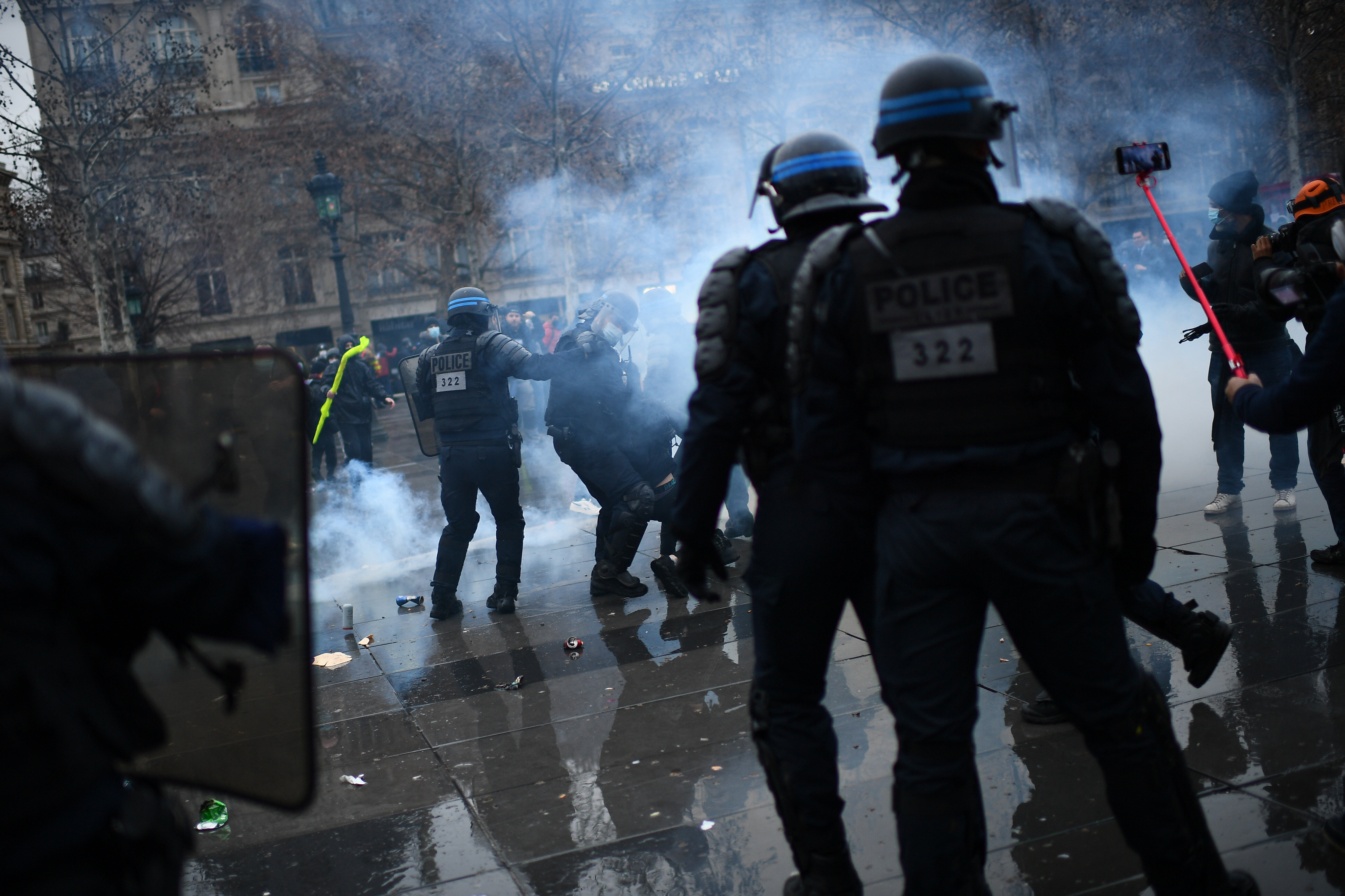 Sécurité globale: un commissaire filmé frappant un manifestant, enquête administrative ouverte