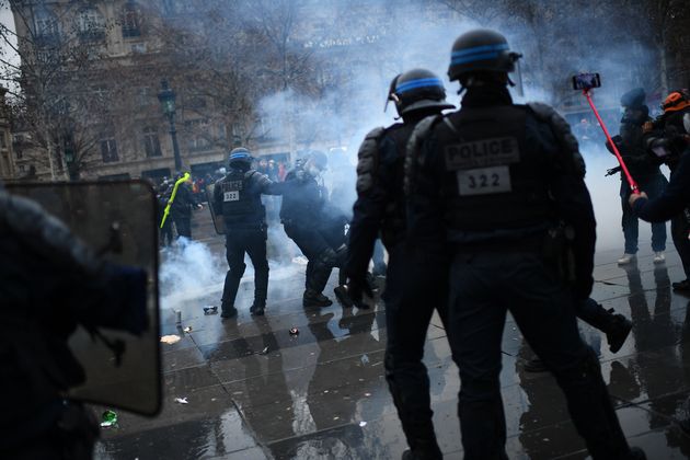 Des policiers lors du rassemblement contre la loi sécurité globale le 30 janvier 2021, place de la République à Paris.