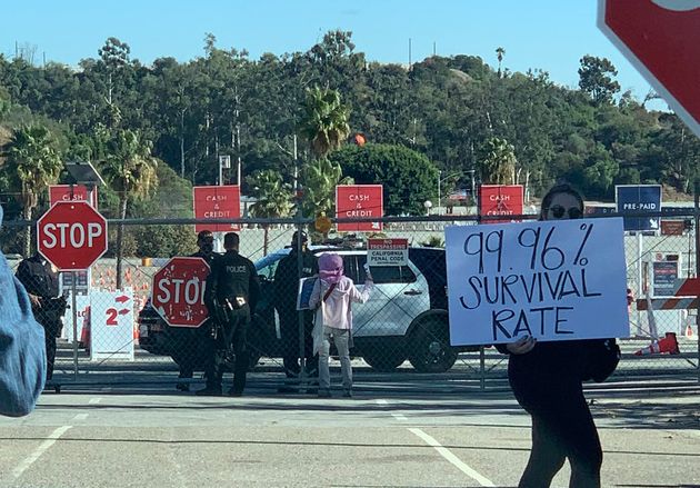 Des antivax bloquent le Dodger Stadium, site de vaccination de masse à Los Angeles (photo @Mikel_Jollett sur Twitter, le 30 janvier 2021)