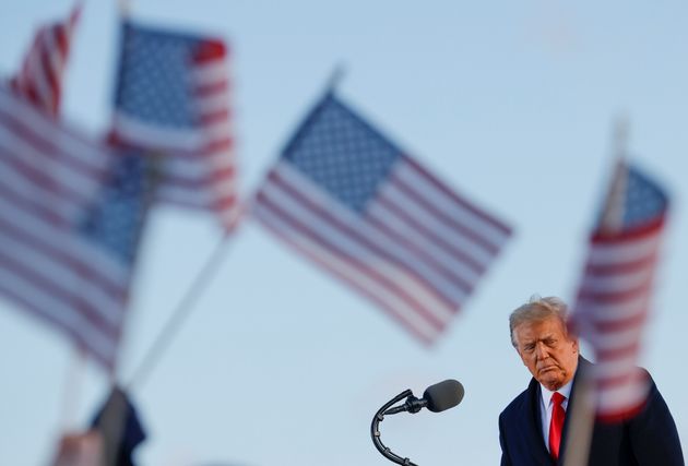 Des avocats de Trump renoncent à le défendre à quelques jours de son procès en destitution (photo d'illustration de Donald Trump le 20 janvier, jour de la passation de pouvoir avec Joe Biden à laquelle il n'a pas assisté)