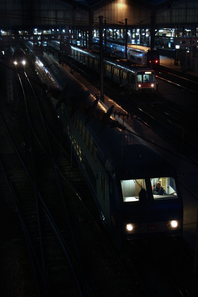 Images de trains dans une gare parisienne le 15 novembre 2007.