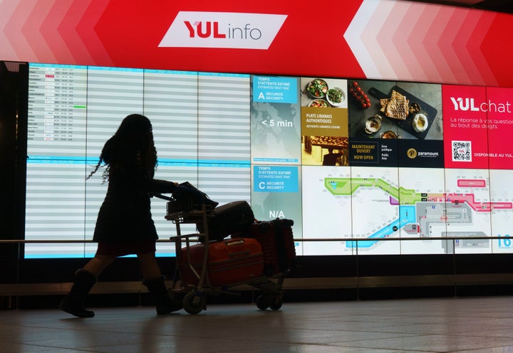 Un passager circule dans l'aéroport Montréal-Trudeau à Montréal, le jeudi 7 janvier 2021. (photo d'archive)