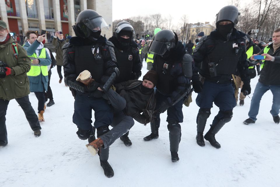 سن پترزبورگ ، روسیه - 31 ژانویه: افسران پلیس در جریان آزادی به یک تظاهرکننده مداخله می کنند ...