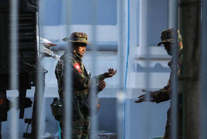 Στρατιώτες έξω από το Δημαρχείο της Γιανγκόν.