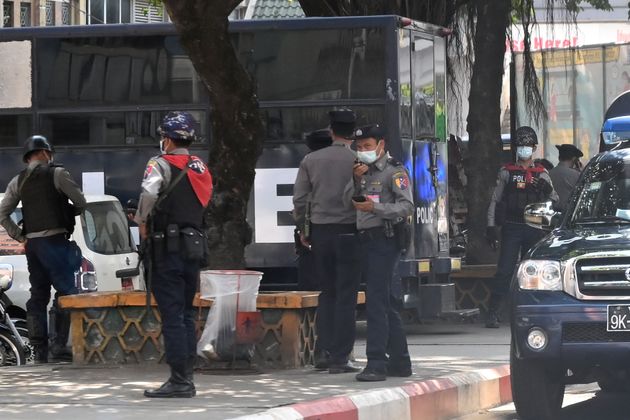 La police se déploie dans le centre de Rangoun, capitale économique et plus grande ville de Birmanie, le 1er février 2021 après l'arrestation d'Aung San Suu Kyi.