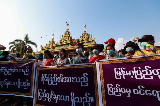 Le 30 janvier 2021, des supporters de l'armée manifestent contre les résultats des élections législatives de novembre 2020, largement remportées par le parti de Aung San Suu Kyi. 