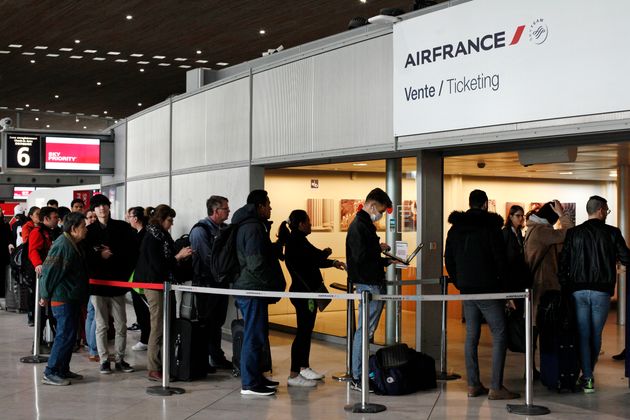 Des voyageurs devant le stand de la compagnie Air France, le 12 mars 2020 à l'aéroport Roissy Charles-de-Gaulle (photo d'illustration).