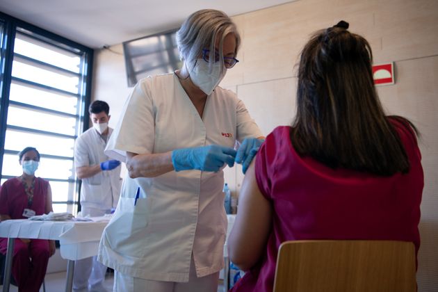 Una enfermera pone la vacuna de Moderna contra el coronavirus en un hospital en