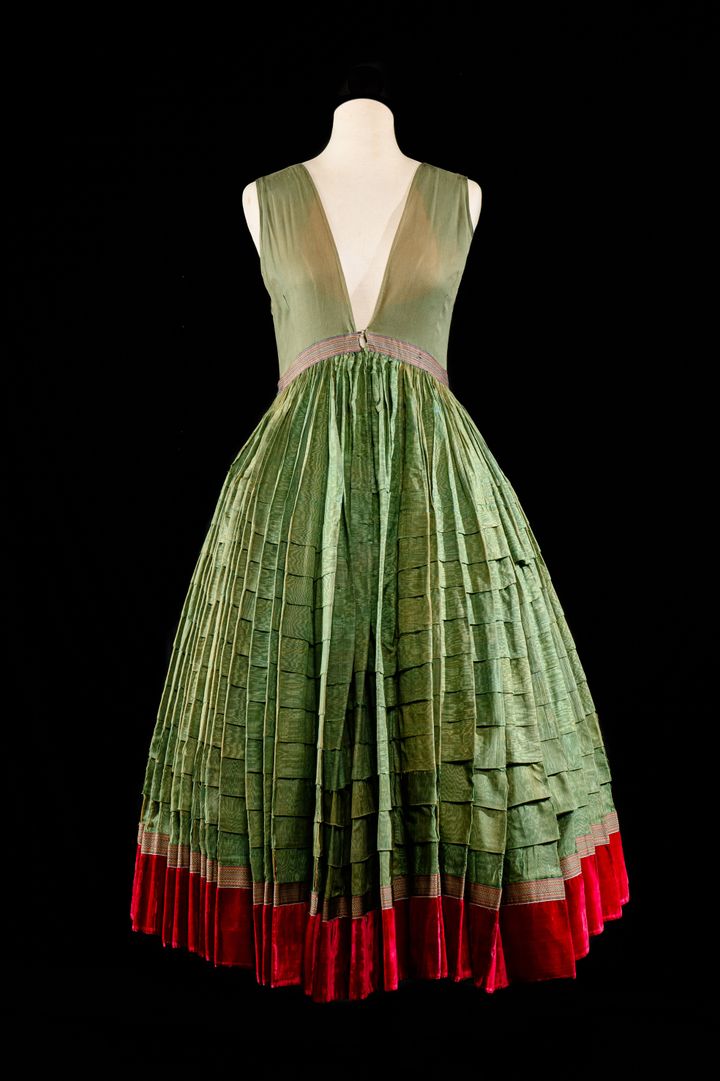 Πολύπτυχο φουστάνι αναγεννησιακού τύπου, τμήμα της παλαιότερης φορεσιάς που απαντά στην ‘Υδρα, τις Σπέτσες και την Ερμιονίδα. Συλλογή Λυκείου των Ελληνίδων, 