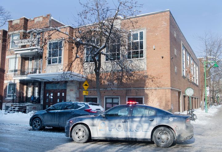 Une voiture de police est stationnée devant une synagogue d'Outremont, le 23 janvier. La police a été appelée à la synagogue pour disperser un rassemblement illégal.
