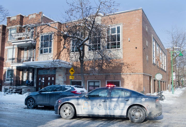 Une voiture de police est stationnée devant une synagogue d'Outremont, le 23 janvier. La police a été appelée à la synagogue pour disperser un rassemblement illégal.