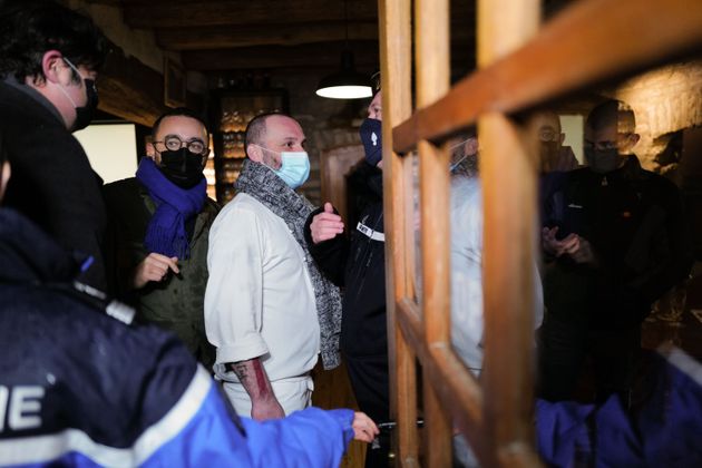 (Photo: Stéphane Turillon parle aux gendarmes dans son restaurant La source bleu, le 1er février 2021 par SEBASTIEN BOZON/AFP)