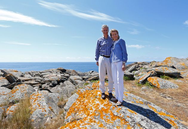 Le roi Philippe de Belgique et la Reine Mathilde lors de vacances sur l'Île d'Yeu, en juillet 2013.