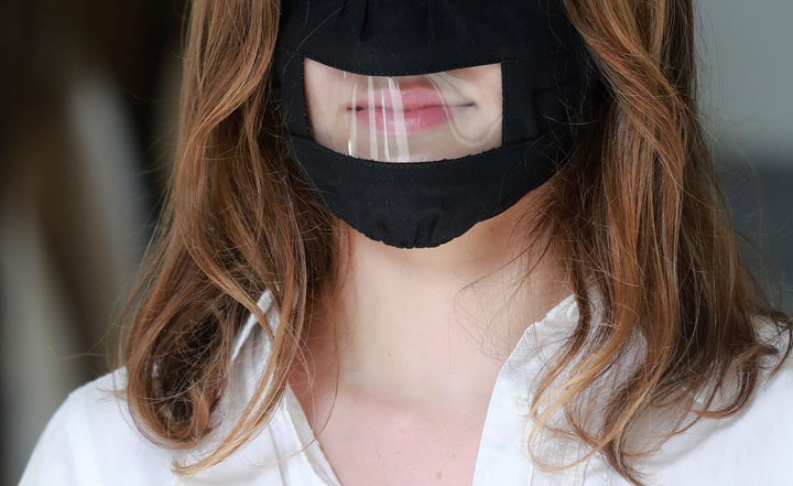 Les masques avec fenêtre transparente permettraient aux enfants de mieux distinguer les émotions des adultes. (photo d'archives)