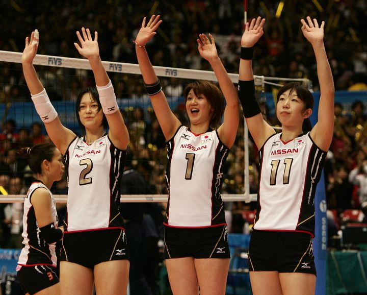 2007年11月、Ｗ杯バレー女子大会で韓国に勝ち、客席に手を振る（左から）大山加奈（東レ）、栗原恵（パイオニア）、荒木絵里香（東レ）（東京体育館）