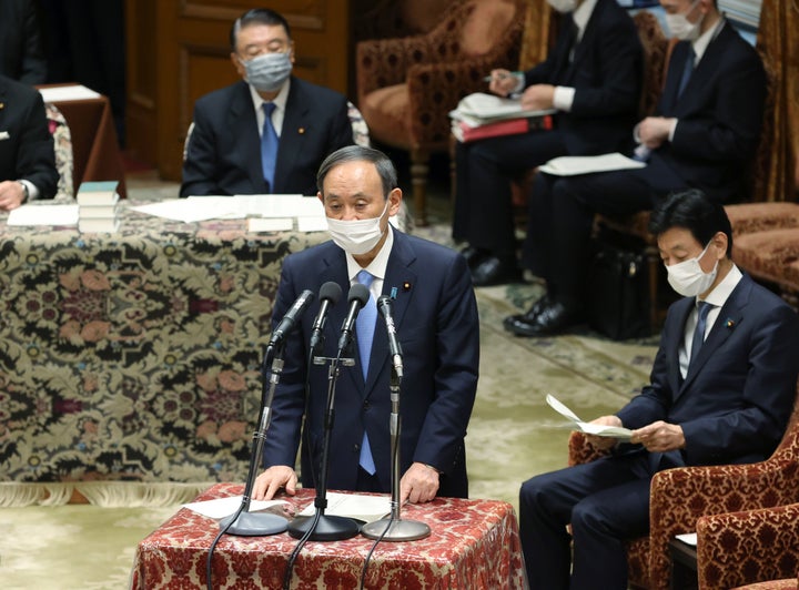 衆院議院運営委員会で、栃木県を除く１０都府県での緊急事態宣言延長について事前報告する菅義偉首相（中央）＝２日午後、国会内