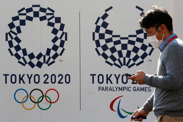 À Tokyo, les panneaux publicitaires pour les Jeux Olympiques sont partout, comme le montre cette photo prise le 1er février. En dépit des incertitudes, le président du comité d'organisation japonais a assuré que les JO se dérouleront “quoi qu’il arrive” concernant l’évolution de la crise sanitaire.