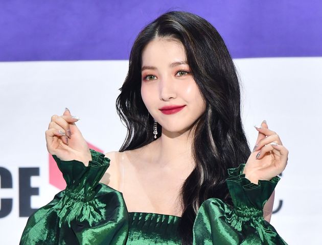 La chanteuse K-pop, Sowon, du groupe GFriend, lors d'un concert à Séoul le 9 novembre 2020. 