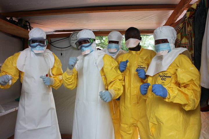 Ιατρικό προσωπικό βρίσκεται στην πρώτη γραμμή αντιμετώπισης της νέας επιδημίας Έμπολα στο κέντρο απομόνωσης Bosa Mondomba, που υποστηρίζεται από τους Γιατρούς Χωρίς Σύνορα, στην επαρχία Equater της Λαϊκής Δημοκρατίας του Κονγκό. 