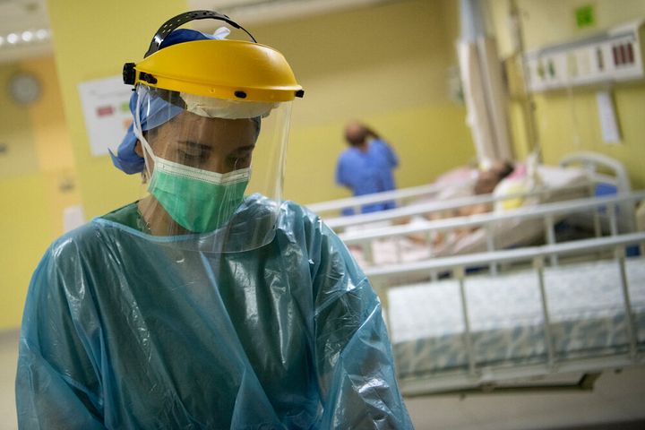 Μέλος του προσωπικού των Γιατρών Χωρίς Σύνορα φορώντας τον προστατευτικό εξοπλισμό σε κέντρο απομόνωσης ασθενών με COVID-19 στο Καράκας της Βενεζουέλας. 