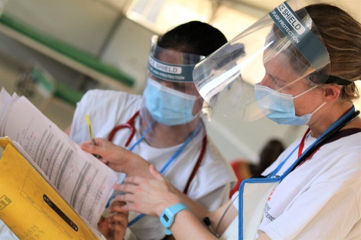 Το ιατρικό προσωπικό των Γιατρών Χωρίς Σύνορα επανεξετάζει φακέλους ασθενών με COVID-19 σε νοσοκομείο του Νοτίου Σουδάν