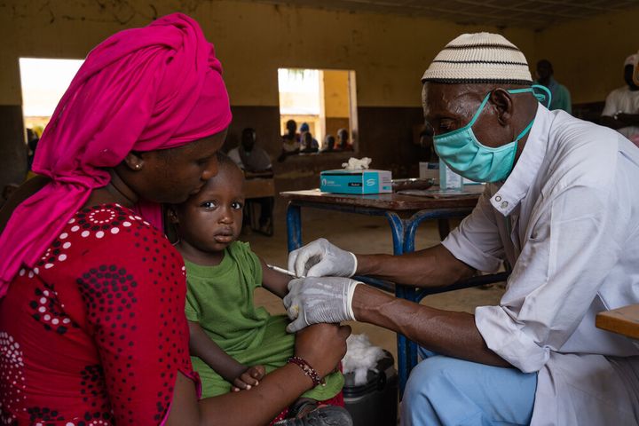 Η Μάριαμ που ζει στο Tassakane έφερε τον γιο της να εμβολιαστεί από τους Γιατρούς Χωρίς Σύνορα κατά της ιλαράς. 