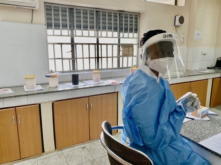Η 26χρονη βιοτεχνολόγος, Rebecca Achok καταγράφει και κωδικοποιεί δείγματα ύποπτων περιστατικών με COVID-19 στο Εθνικό Εργαστήριο Δημόσιας Υγείας στην Τζούμπα του Νοτίου Σουδάν.