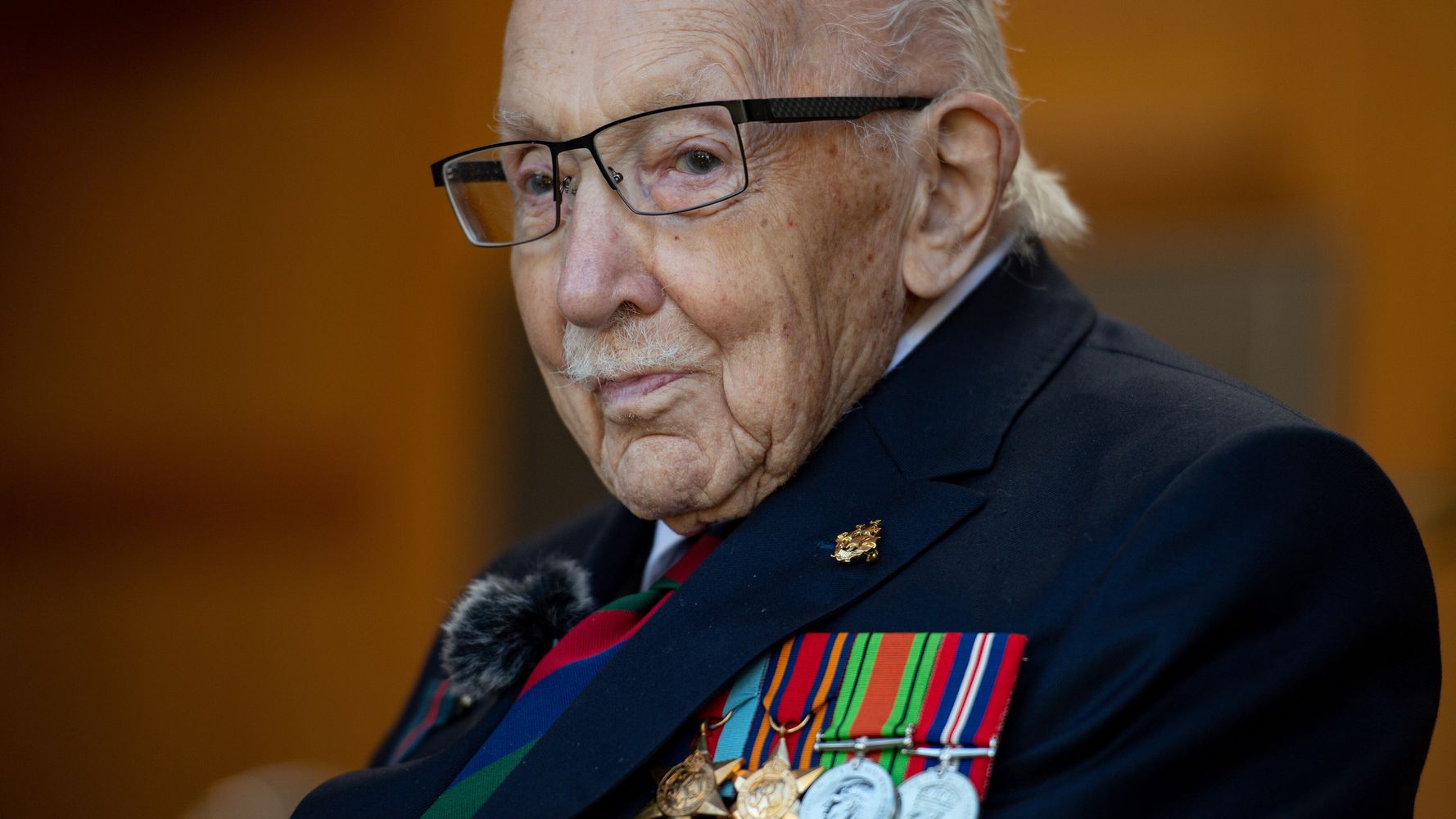 Captain Tom Moore Ww2 Veteran Who Raised Millions For Uk Health Workers Dies Age 100